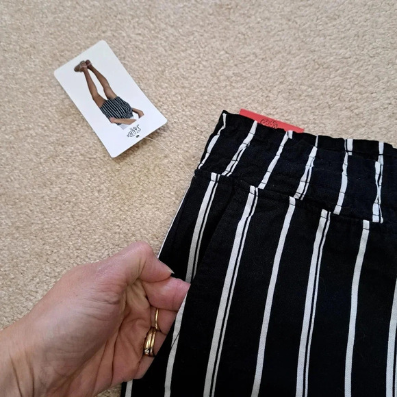 NWT Jachs Girlfriend Shorts Medium Paperbag Waist Black and White Striped - Picture 6 of 13